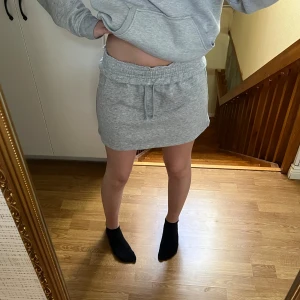 Grå mjukiskjol - Grå mjukiskjol från sinsay  i storlek xs men passar även s då den är stretchig. Går att vika ner så de blir lågmidjade.