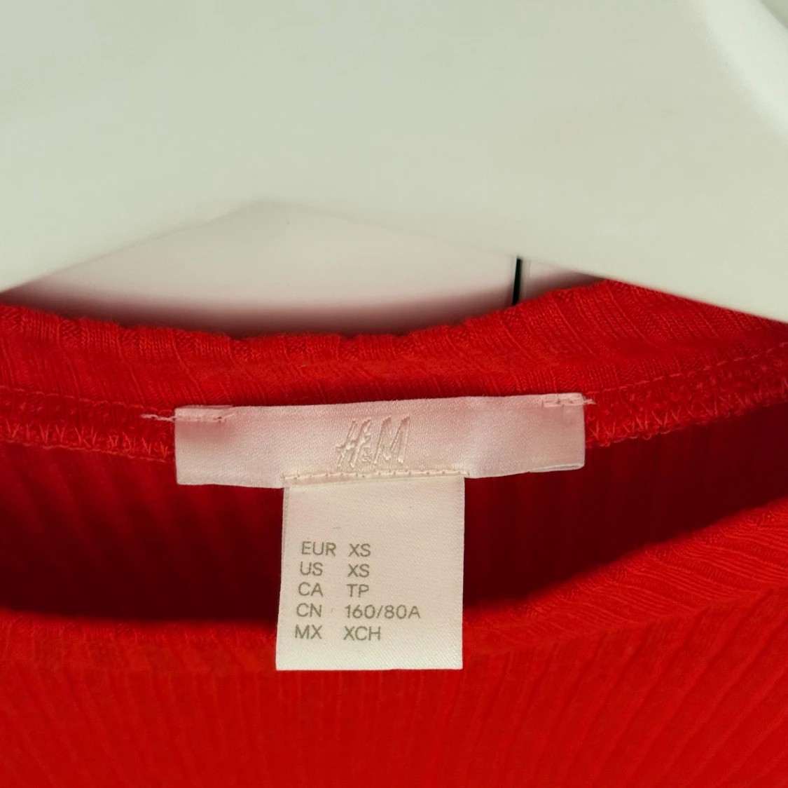 Röd ribbad bodysuit från H&M - 1