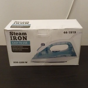 Strykjärn+strykduk - Säljer ett strykjärn från Clas Ohlson samt en strykduk från Rörets (se produktbild) till ett pang paketpris då det ej blivit använt då jag skaffat en steamer. Kom och köp! :)