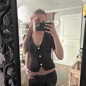 Svart blus med knappar - svart blus, v-formad och bra skick💓 säljer då jag aldrig använder🥰 pris diskuteras😇