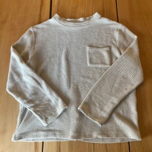 Beige stickad tröja Samsøe Samsøe - Mycket fin tröja från Samsoe Samsoe i bra skick. Den är stickad och snygg på utsidan men är mjuk och bekväm på insidan och därmed kliar den inte eller liknande. Mycket hög kvalité precis som alla plack från detta företag. Perfekt för sena sommarkvällar och nu inför hösten!  Hör av er vid funderingar så svarar jag riktigt snabbt!