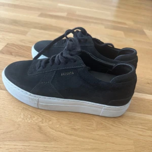 Svarta sneakers från Axel Arigato - Stilrena svarta sneakers från Axel Arigato i mocka med vit platt sula. Storlek 37. 😊