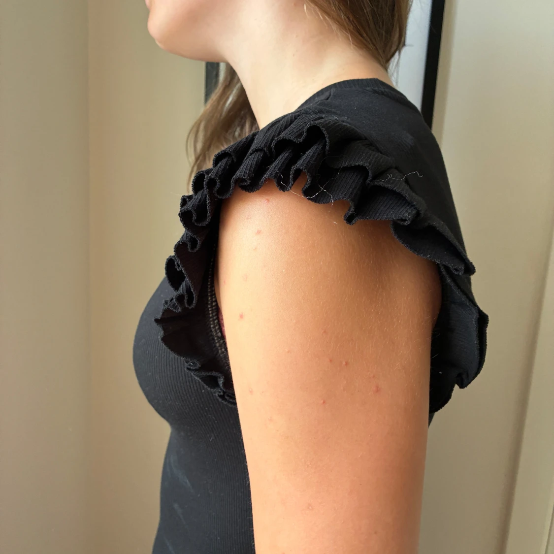 Svart topp med volangärm  - 1