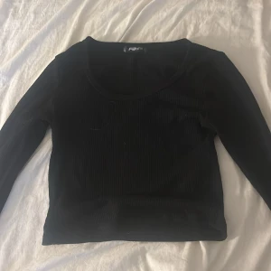Svart ribbad långärmad topp  - Ribbad uringar svart tröja storlek S 