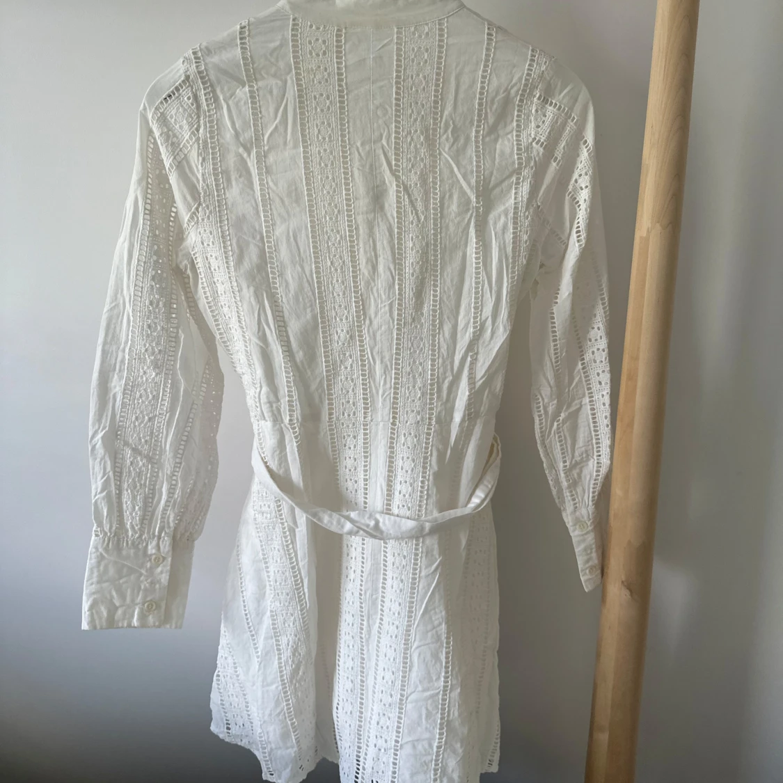 Vit broderad kortklänning med knyt - 2