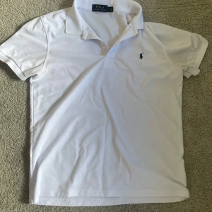 Ralph lauren pike - Säljer nu denna feta Ralph lauren piké i vit. Nypris runt 900kr säljer endast för 150kr. Skriv ifall ni har frågor