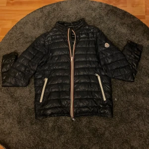Moncler Daniel  - Säljer denna oerhört snygga jackan från Moncler Daniel! Perfekt till sommarkvällar eller hösten!   Storlek: M (4) Skick: 7,5 ( finns en defekt) Nypris: 14000kr Pris: 1499  Hör av dig vid minsta lilla funderingen!  /Benjamin