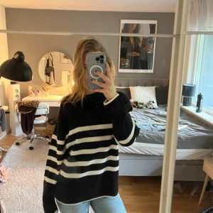 Randig stickad tröja  - Snygg och skön tröja nu till hösten! 