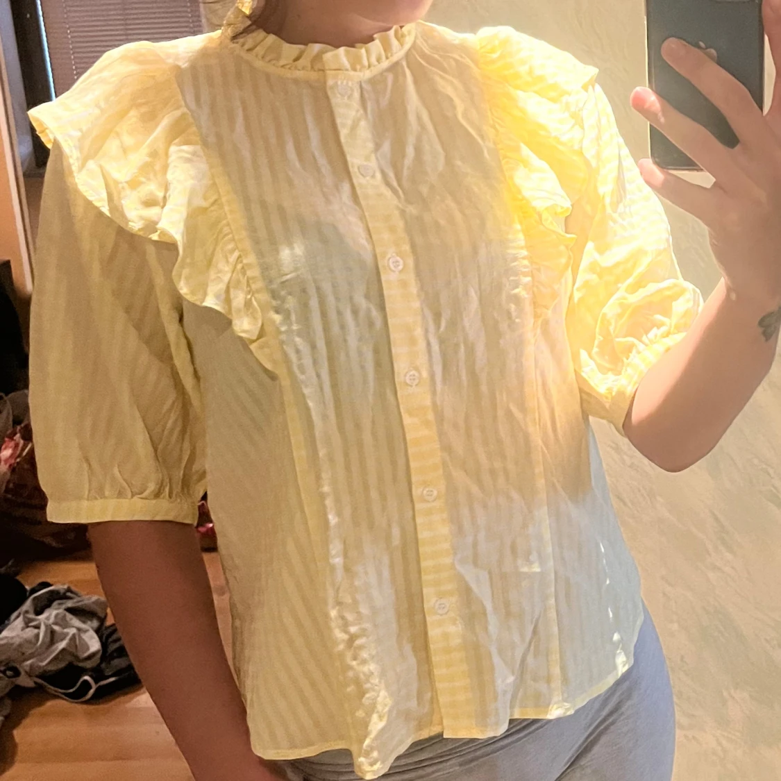 Söt blus med fina detaljer - 1