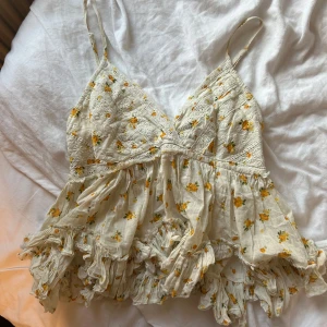 Ljusgul volang topp - Ljusgul blommig sommar topp med volanger, så fin men kommer tyvärr inte till användning❤️