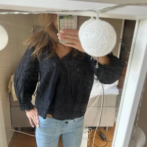 Svart blus med broderade detaljer - Snygg svart blus med v-ringning och broderade detaljer💕💕☺️