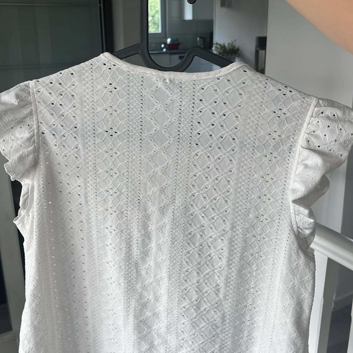 Vit blus med spets och volangärm💕 - 4