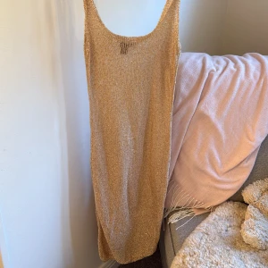 Guldig långklänning PrettyLittleThing XS - Stickad guldig strandklänning/fest