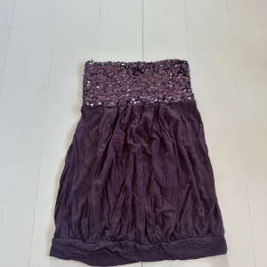 2000s fest top - Super söt 2000s fest top med paljetter! De står ingen storlek men skulle säga att den passar allt från xs-m då den e väldigt strechig 😙