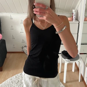 V-neck topp - basic topp från vero moda💗 använd endast ett fåtal ggr och köpt för 130kr☺️