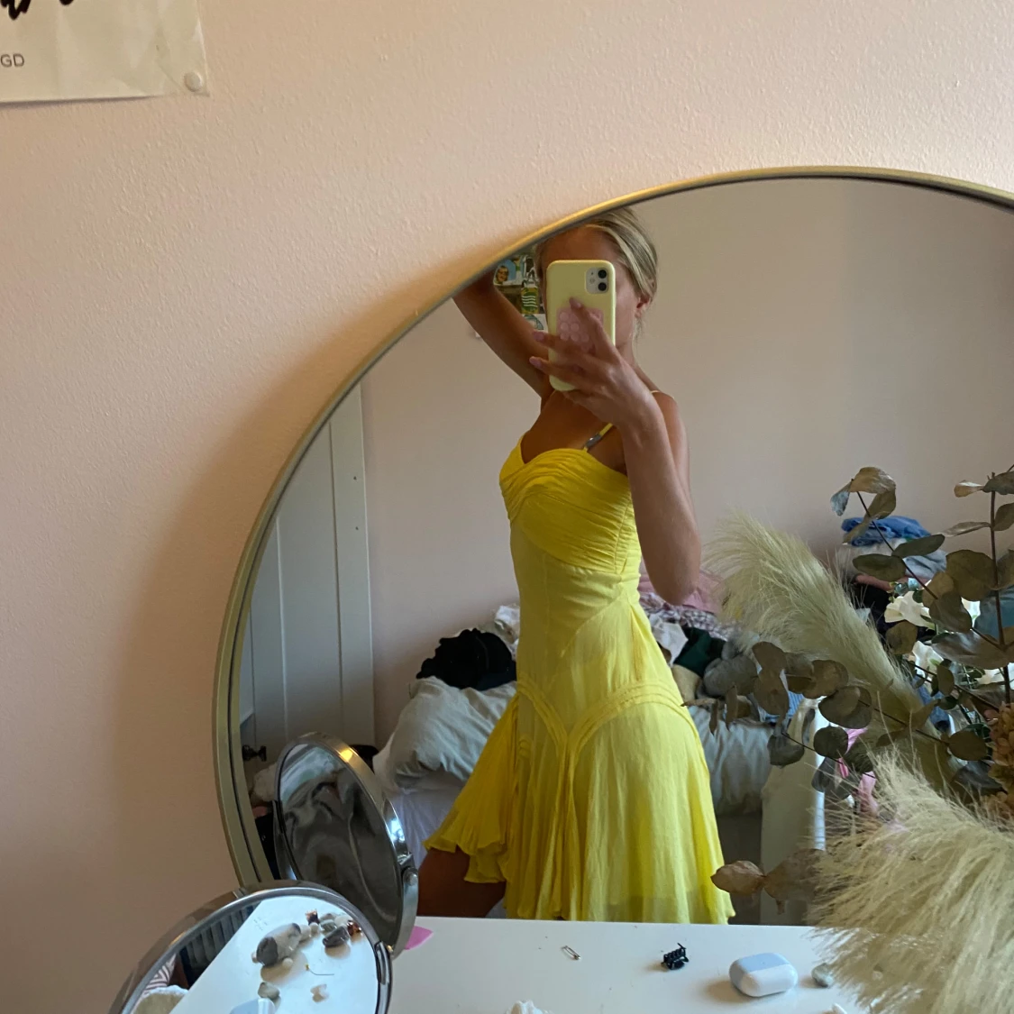 Gul kortklänning med tunna axelband - 2