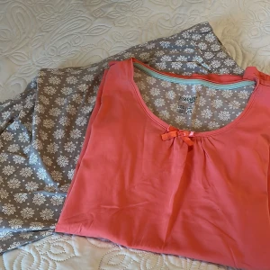 Mönstrade pyjamasbyxor från Esmara - Säljer en pyjamas som är sååå skön. Byxorna har resår uppe i midjan så passar nästan alla storlekar. Tröjan är i storlek M (42-44) Byxorna är också i  storlek M!