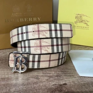 Burberry bälte - Snyggt Burberry-bälte. Finns i både beige och svart variant, det går att vända på den så det kan passa med olika outfits. Längden är 110cm. Pris går att diskuteras vid snabbt köp