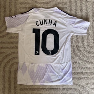 Manchester United 25/26 Cunha - Replika Manchester United tröja helt ny med tags med Cunha på ryggen. För fler bilder eller frågor tveka inte att skriva i dm. Fler tröjor i profilen. Se bio för tvätt anvisningar 