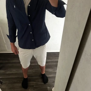 Mörkblå skjorta från Ralph Lauren - Snygg mörkblå skjorta från Ralph Lauren med klassisk passform och vita knappar. Skjortan har lång ärm. Priset går alltid att jobba på bara att höra av sig. 😁