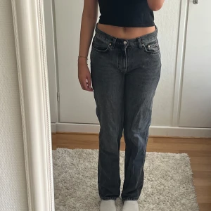 Svarta/mörkgrå mid-rise straight jeans från Gina Tricot  - Snygga svarta/grå jeans från g perfect jeans i rak modell med medelhög midja. Perfekta till hösten/vintern. 