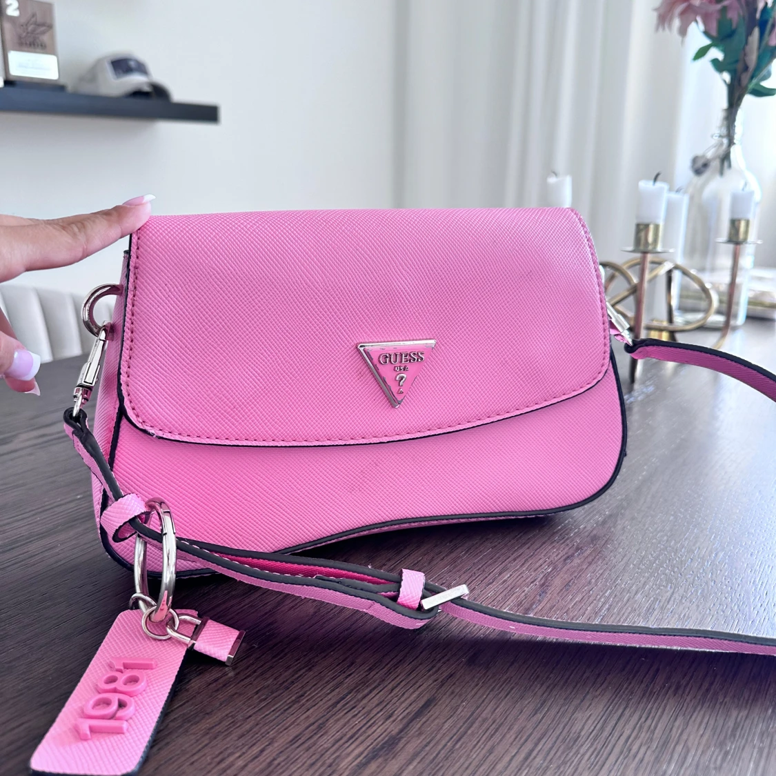 Rosa axelväska från Guess - 1