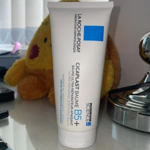 La Roche-Posay Cicaplast Baume B5+ - Cicaplast Baume B5+ från La Roche-Posay är en återfuktande balm i tub som lugnar och reparerar huden. Perfekt för känslig hud och innehåller panthenol och madecassoside. Ordinariepris: 179kr