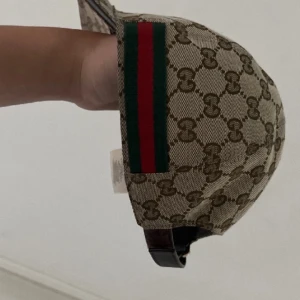 Gucci keps med GG-mönster och ränder - Kan gärna bytas ut mot svarta eller begie , snabb affär kan sänka priset lite grann , helt nyköpt , nytt skick , snabba affärer kan släppas billigt