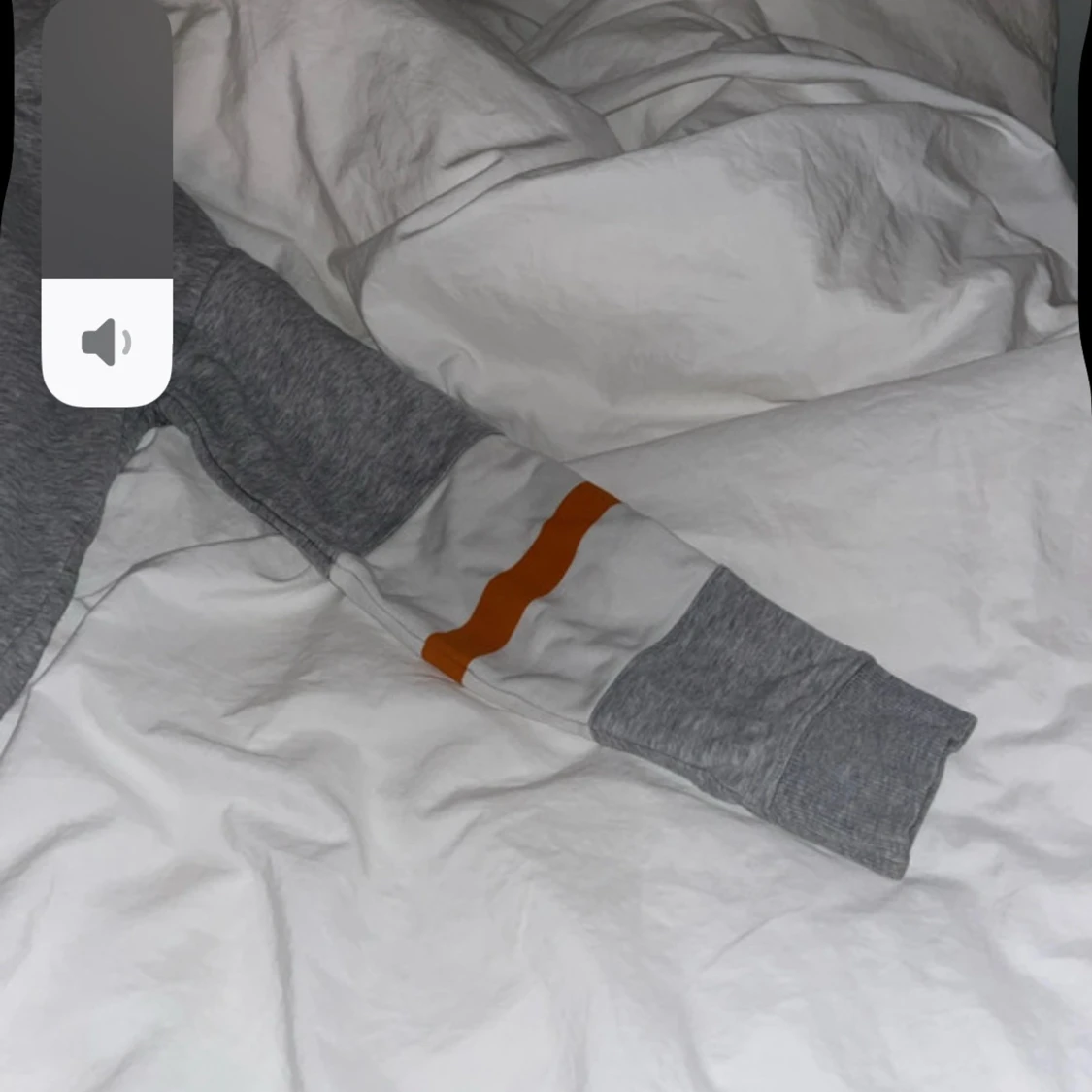 Grå hoodie från GANT med orange detalj - 1