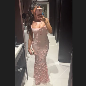 Vasanta oh polly - Klänning i modellen vasanta från oh polly, storlek uk 4, endast använd en gång och i nyskick!🌸