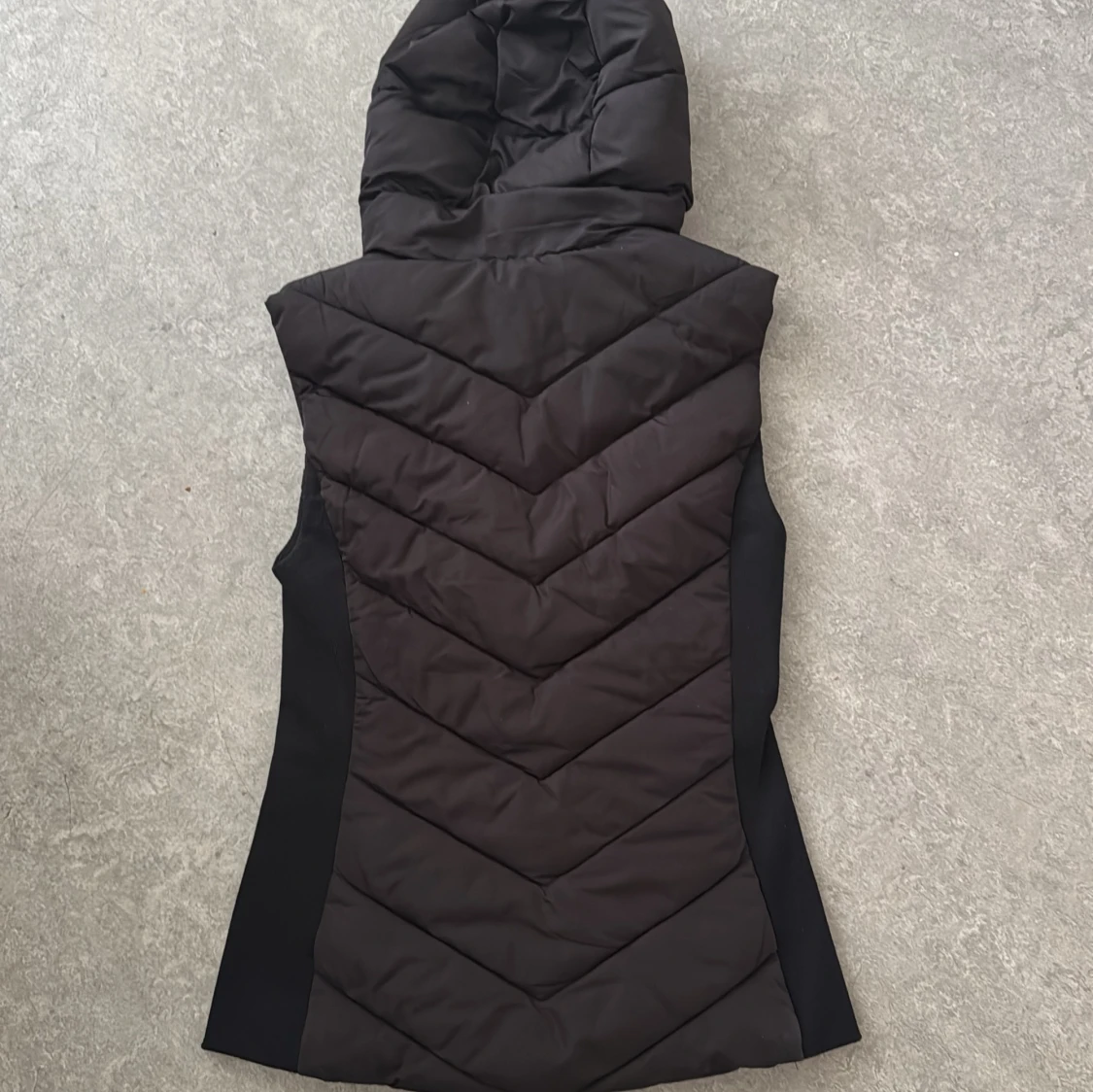 Svart dunväst med huva från Zara - 2