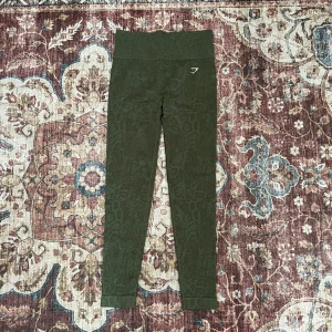 Mörkgröna leggings från Gymshark - Leopardmöstrade, sparsamt använda!