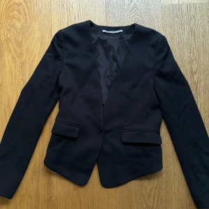 Svart kavaj Tiger of Sweden storlek 36 - Snygg stilren svart kavaj från Tiger of Sweden. Storlek 36. 