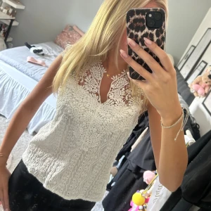 Vit spetsig blus  -  vit blus med spets och broderade detaljer upptill