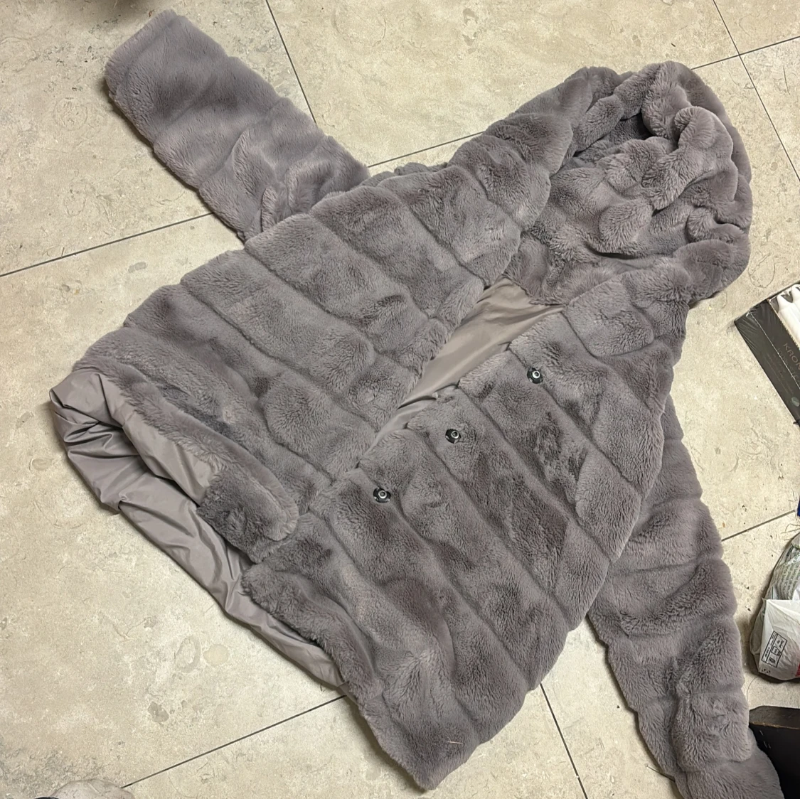 Grå lila  pälsjacka med huva Gold & Silver