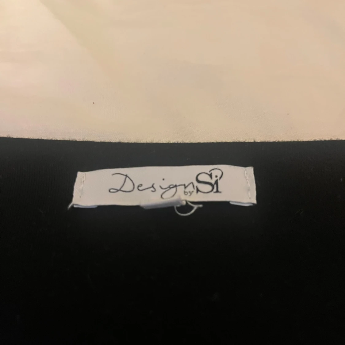 Svart långärmad topp med knyt från Design by Si - 1