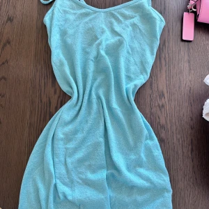 Ljusblå ärmlös sommarklänning - Supersöt ljusblå klänning med smala axelband och ärmlös design. Perfekt för varma dagar med sin lätta och mjuka känsla. Enkel och stilren modell som ger en fräsch vibe.