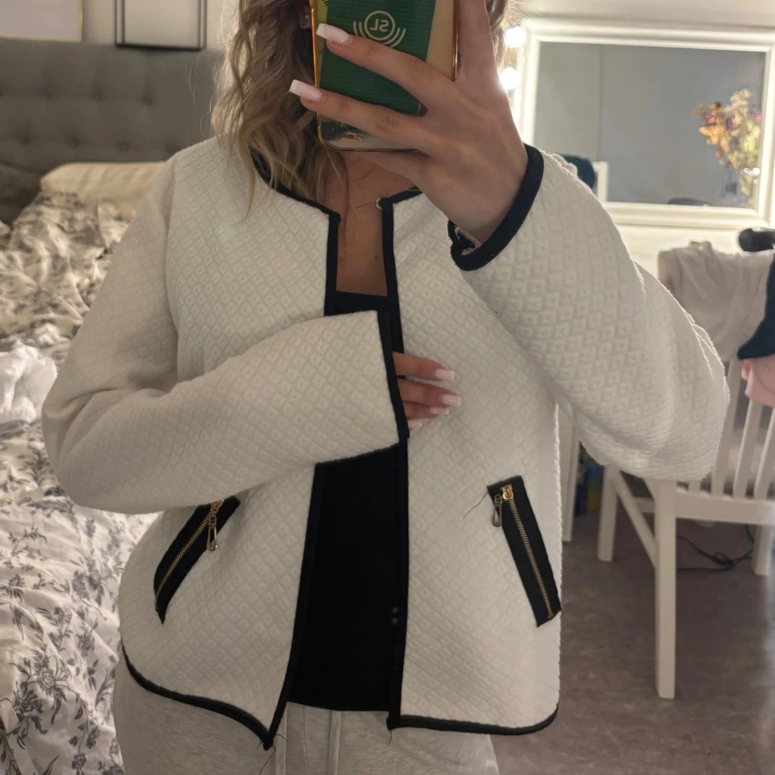 Vit quiltad overshirt med svarta detaljer