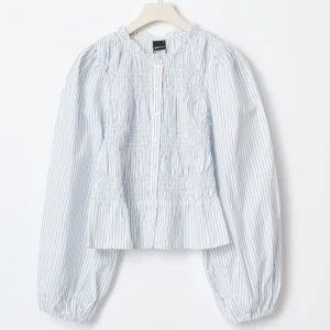 Gina tricot blus - Köpte en för liten storlek, helt ny men ingen lapp kvar. Helt slutsåld på hemsidan, nypris 399kr.