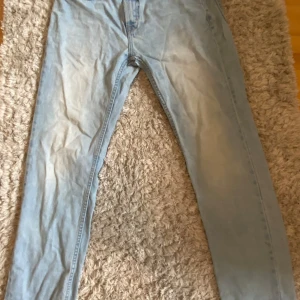 Ljusblå jeans  - Ljusblå jeans från lager 157 New Classic med klassisk femficksdesign och raka ben. Jeansen har en enkel, stilren look och är tillverkade i mjukt denimtyg. Perfekta för dig som gillar en avslappnad och tidlös stil.