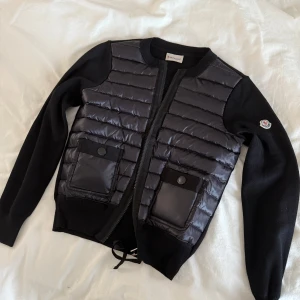 Moncler cardigan - ! Skriv för mer bilder och så! Den är äkta såklart! Pris kan diskuteras vid snabb affär 