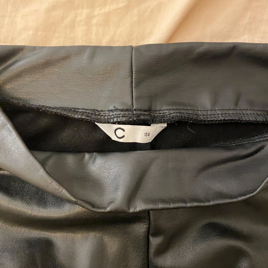 Svarta skinnbyxor med bootcut - 1