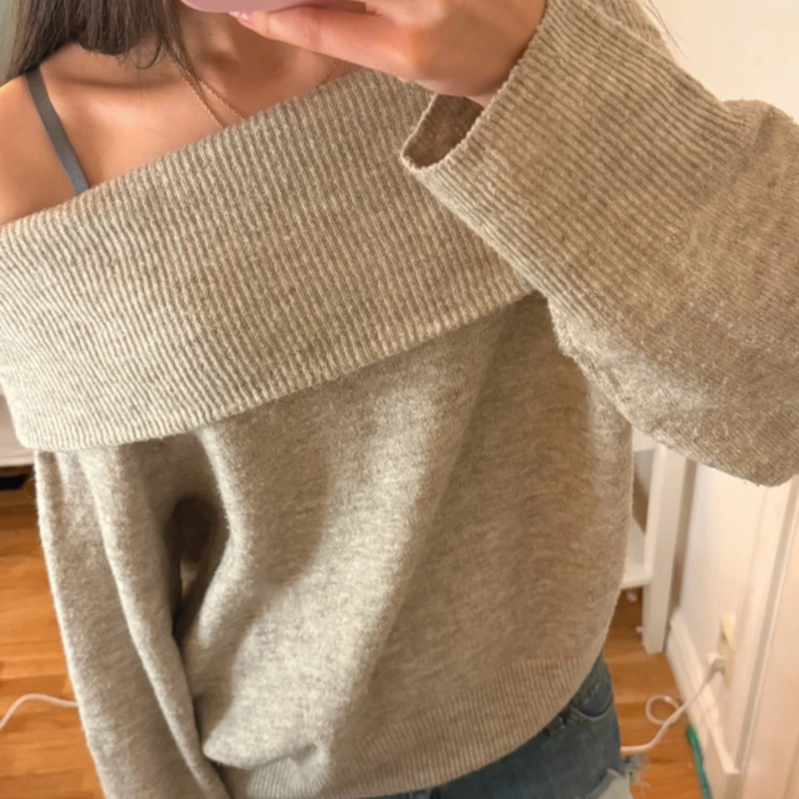Grå offshoulder stickad tröja - 1