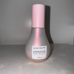 Glow Recipe Watermelon Glow Serum - Glow Recipe Watermelon Glow Niacinamide Dew Drops är ett serum i en pärlemorskimrande flaska med rosa lock. Ger glow och lyster till huden med en lätt, gel-liknande formula. Perfekt för dig som vill ha en fräsch och återfuktad look. Flaskan innehåller 40ml och är endast testad.