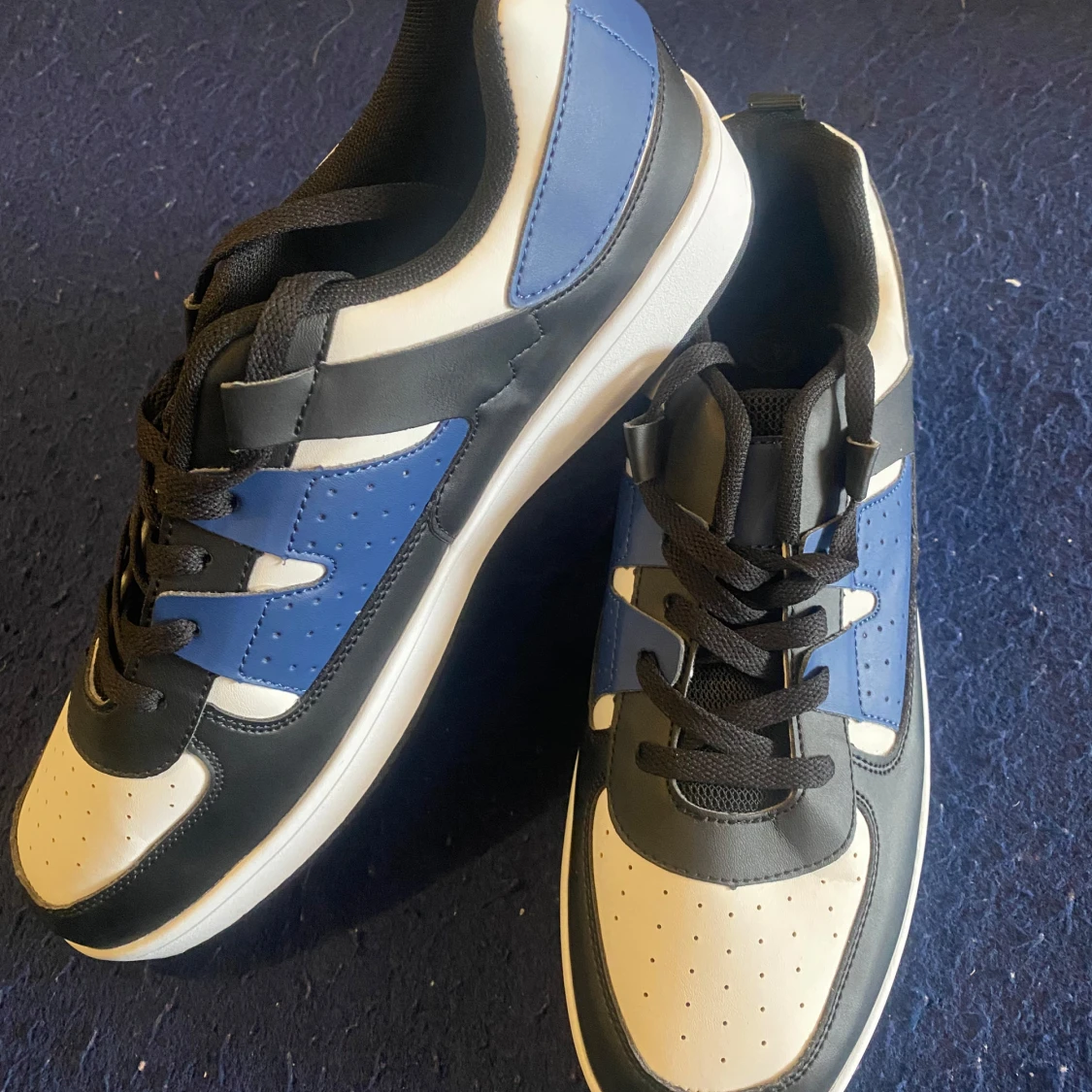 Svartvita och blå sneakers - 3