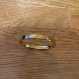  armband i guld - Säljer ett armband där den kom inte till mycket använding samt är den guldplaterade köptes för 2000kr säljer för 1200kr, pris kan sänkas!