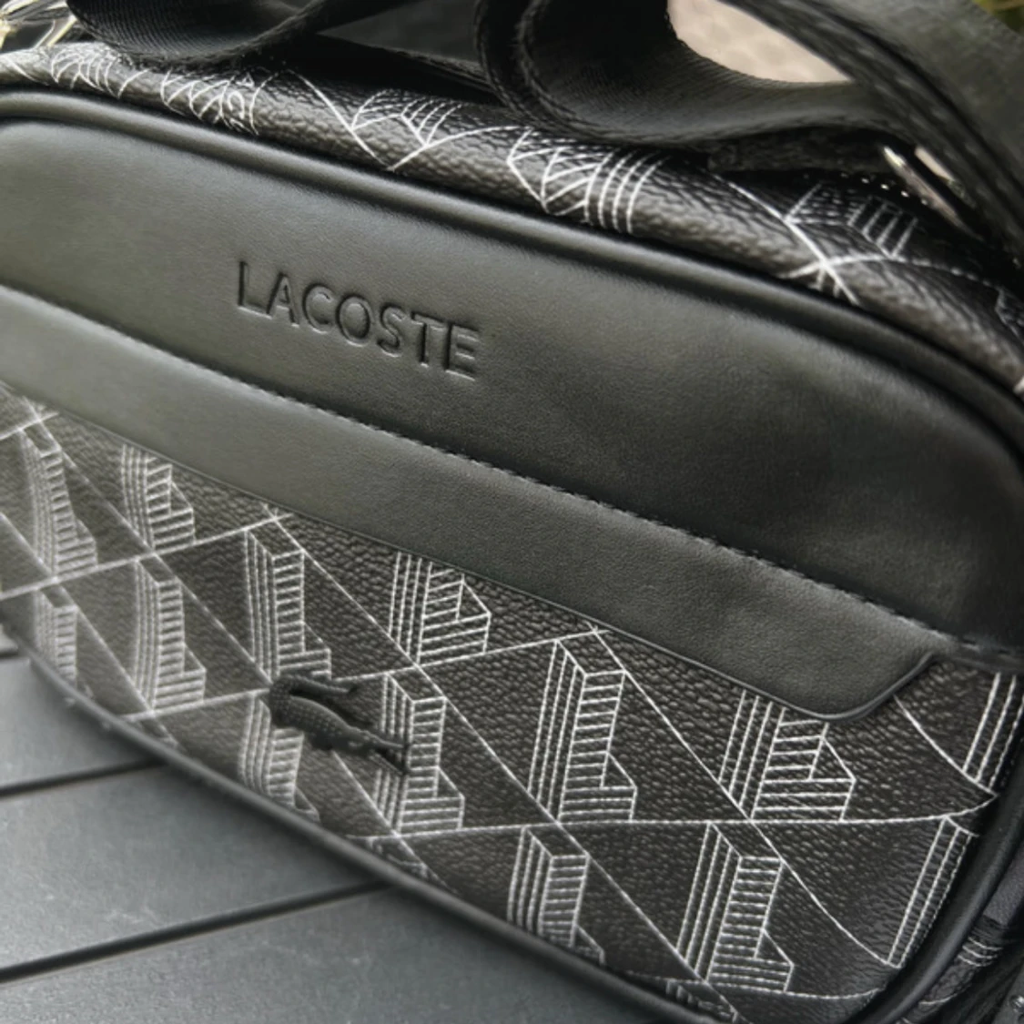 Svart axelväska från Lacoste med mönster - 1