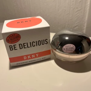DKNY Be Delicious Fresh Blossom parfym - Fräsch och feminin parfym från DKNY, Be Delicious Fresh Blossom. Endast testat så nästan helt full. Innehåller 100 ml, kommer i originalkartong. Nypris 635