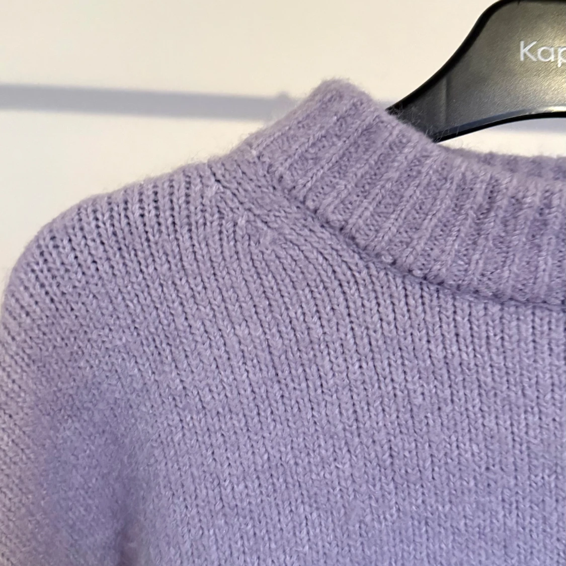 Ljuslila stickad tröja med hög krage - 1