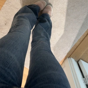 Weekday Jeans - Säljer ett par weekday jeans i blå denim med utsväng. Jeansen har fem fickor, kopparfärgade nitar och låg midja. Snygg tvätt och skön passform. Knappast andvända så inga defekter🩷 Flame, nypris 590.